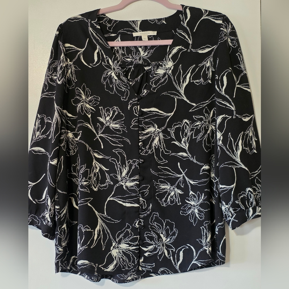 Fun 2 Fun Foral Black and White Women's Top